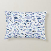 白と青のサメのシルエット模様 アクセントクッション (裏面)