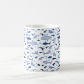 白と青のサメのシルエット模様 コーヒーマグカップ (中央)