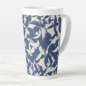 白と青のハトのヴィンテージデザイン カフェラテマグ (右アングル)