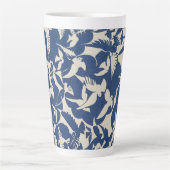 白と青のハトのヴィンテージデザイン カフェラテマグ (正面)