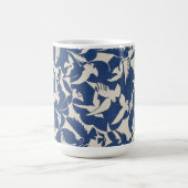白と青のハトのヴィンテージデザイン コーヒーマグカップ (中央)