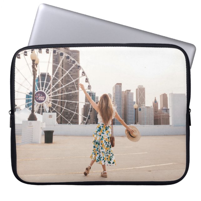 白と青のフローラドレスに帽子を持つ女性 ラップトップスリーブ (正面)