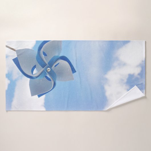 白と青の手持ち風車で曇り空に バスタオル (バスタオル)