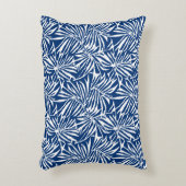 白と青の熱帯性葉反復パターン アクセントクッション (正面(垂直))