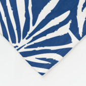 白と青の熱帯性葉反復パターン フリースブランケット (角)