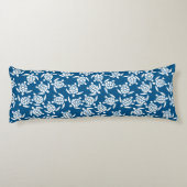 白と青の繰り返しモチーフ |ウミガメ模様 ボディピロー (裏面)