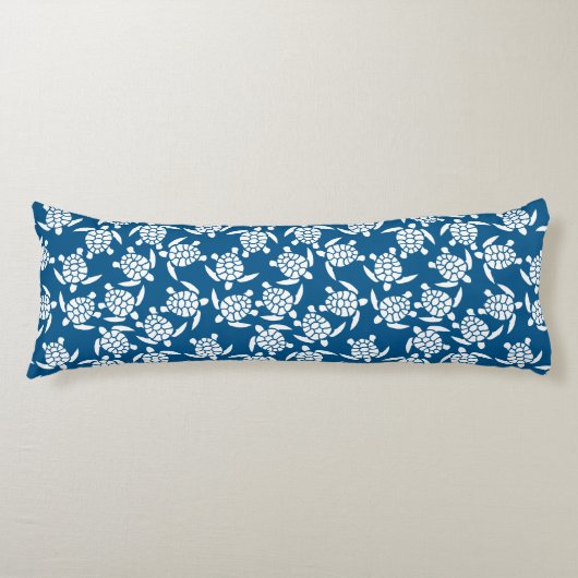 白と青の繰り返しモチーフ |ウミガメ模様 ボディピロー (正面)