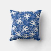 白と青の繰り返しモチーフ |タコ模様 クッション (裏面)