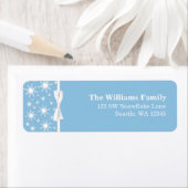 白と青の雪のリボンのクリスマスアドレス ラベル (インサイチュ)