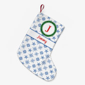 白と青の雪の結晶のリースモノグラム 名前 スモールクリスマスストッキング (正面 (吊り時))