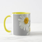 白と黄色のデイジーの「花嫁」スクリプト マグカップ (左)
