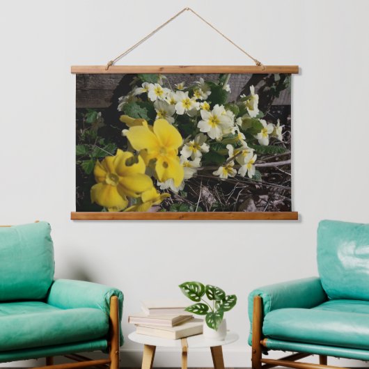 白と黄色の庭の花 吊り下げ型タペストリー (リビング)