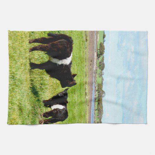 白と黒のアゲアウェイの子牛 キッチンタオル (横)