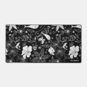 白と黒のエキゾチックな花のパターン デスクマット (正面)