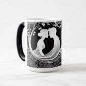 白と黒のカップルロマンチックに抱擁 モーフィングマグカップ (正面左)