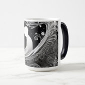 白と黒のカップルロマンチックに抱擁 モーフィングマグカップ (正面右)