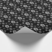 白と黒のクリスマスの雪片パターン ラッピングペーパー (角)