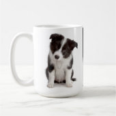 白と黒のコリー犬のマ縁どグを愛す コーヒーマグカップ (左)
