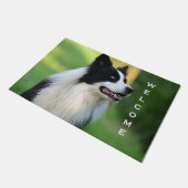白と黒のコリ縁どー犬 ドアマット (アングル)