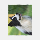 白と黒のコリ縁どー犬 フリースブランケット (正面)