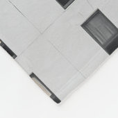 白と黒のコンクリート建物 フリースブランケット (角)