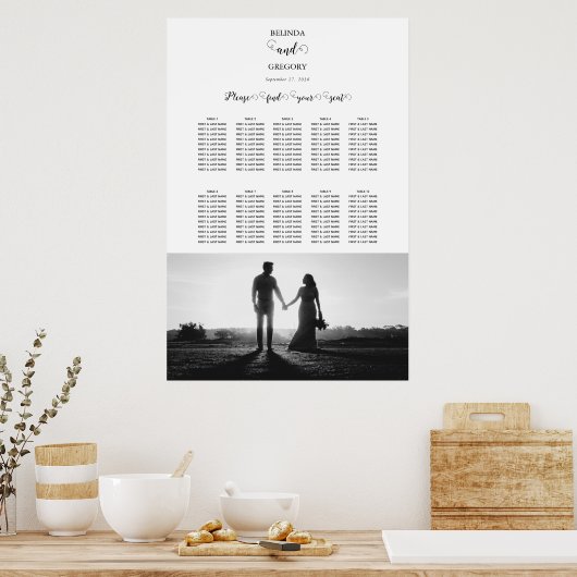 白と黒のスクリプトフォト結婚のシーティングチャート ポスター (キッチン)