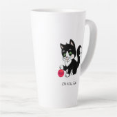 白と黒のタキシード模様がキュートな猫と赤いボール カフェラテマグ (右アングル)