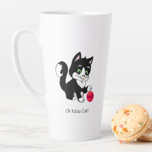 白と黒のタキシード模様がキュートな猫と赤いボール カフェラテマグ (インサイチュ)