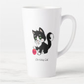 白と黒のタキシード模様がキュートな猫と赤いボール カフェラテマグ (右)