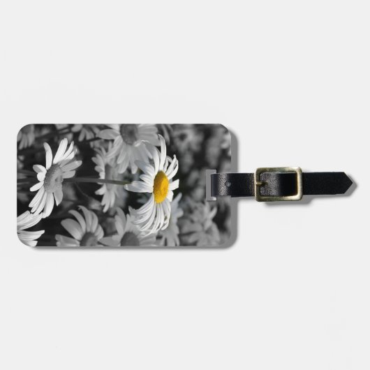白と黒のデイジーの海の黄色のデイジー。 ラゲッジタグ (正面横)