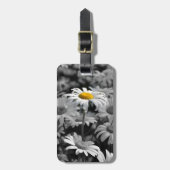 白と黒のデイジーの海の黄色のデイジー。 ラゲッジタグ (正面縦)