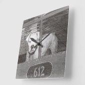 白と黒のドアの後ろの白いボクサー犬 スクエア壁時計 (傾斜)