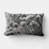 白と黒のネギ花 ランバークッション (正面)