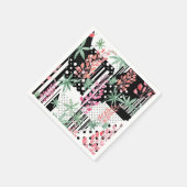 白と黒のパッチワークの背景にルピネス スタンダードカクテルナプキン (角)