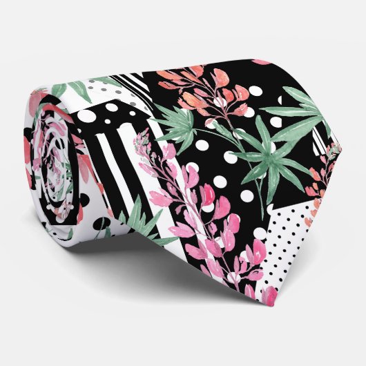 白と黒のパッチワークの背景にルピネス ネクタイ (ロール)