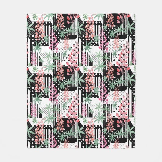 白と黒のパッチワークの背景にルピネス フリースブランケット (正面)