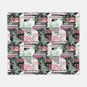 白と黒のパッチワークの背景にルピネス フリースブランケット (正面(横))