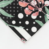 白と黒のパッチワークの背景にルピネス フリースブランケット (角)