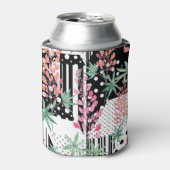 白と黒のパッチワークの背景にルピネス 缶クーラー (缶正面)