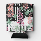 白と黒のパッチワークの背景にルピネス 缶クーラー (裏面)