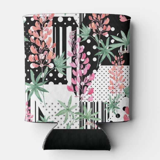 白と黒のパッチワークの背景にルピネス 缶クーラー (裏面)