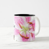白と黒のピンクのユリの花 ツートーンマグカップ (正面右)