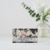 白と黒のピンク色のハナグマの花 名刺 (スタンド正面)