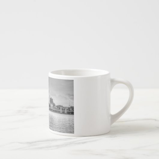 白と黒のフィラデルフィアのスカイライン エスプレッソカップ (右)