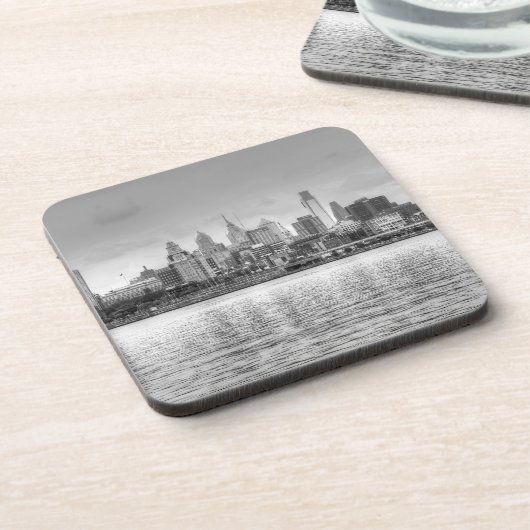 白と黒のフィラデルフィアのスカイライン コースター (左側)
