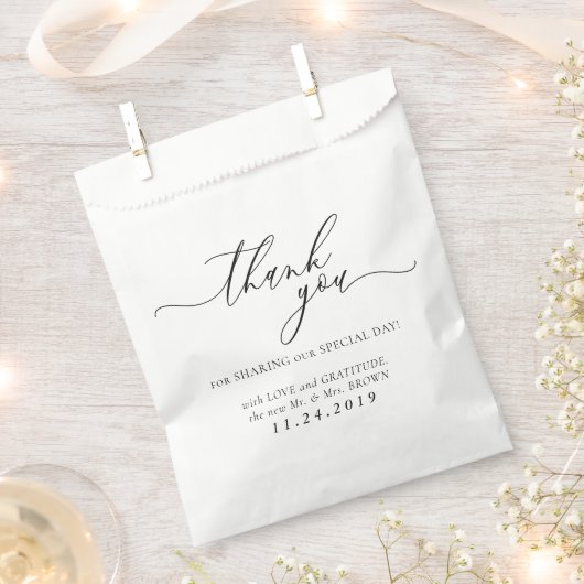 白と黒のフォーマルミニマルウェディング フェイバーバッグ (クリップ留めされた状態)