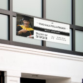 白と黒のモノグラムおめでとう 横断幕 (ビルの外側)