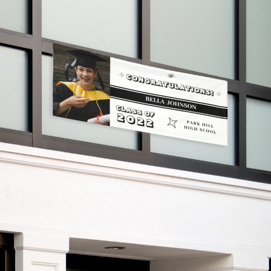 白と黒のモノグラムおめでとう 横断幕 (ビルの外側)