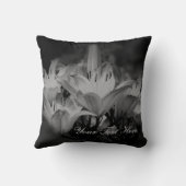白と黒のユリの花パーソナライズされた クッション (裏面)