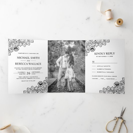 白と黒のレース結婚の写真 三つ折り招待状 (内部)